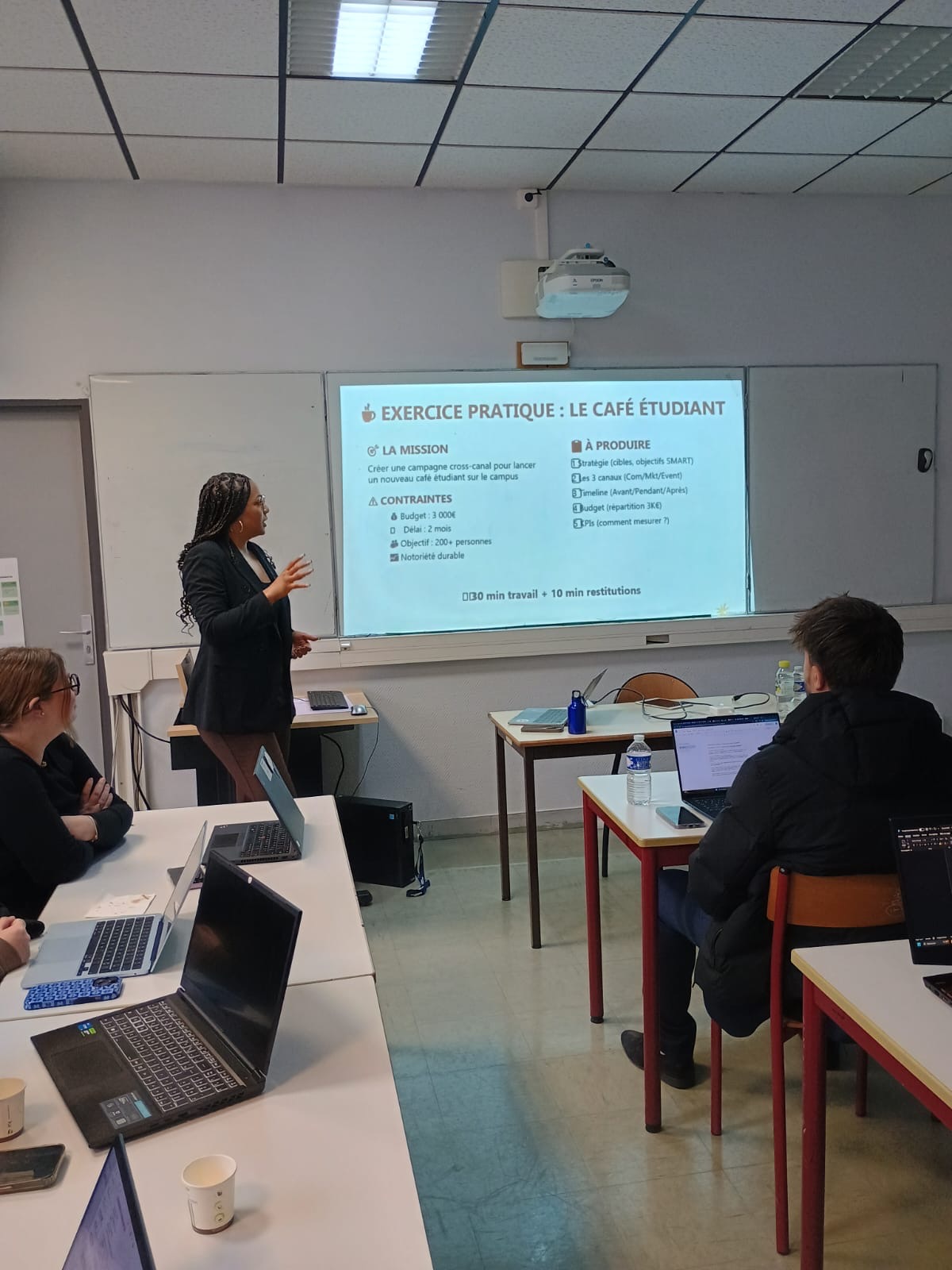 Marie présentant devant les étudiants - Exercice pratique