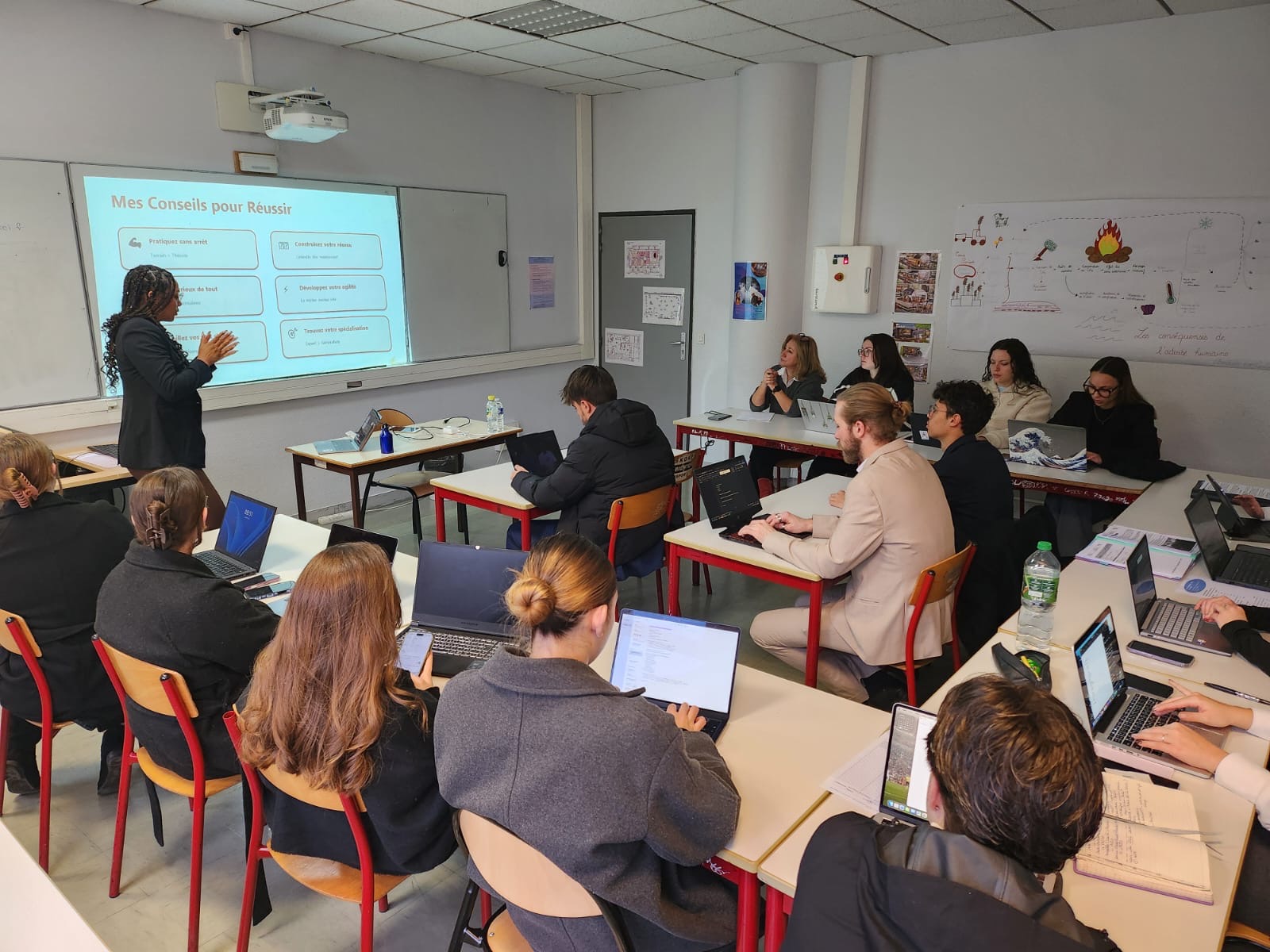 Vue de la salle - Étudiants attentifs